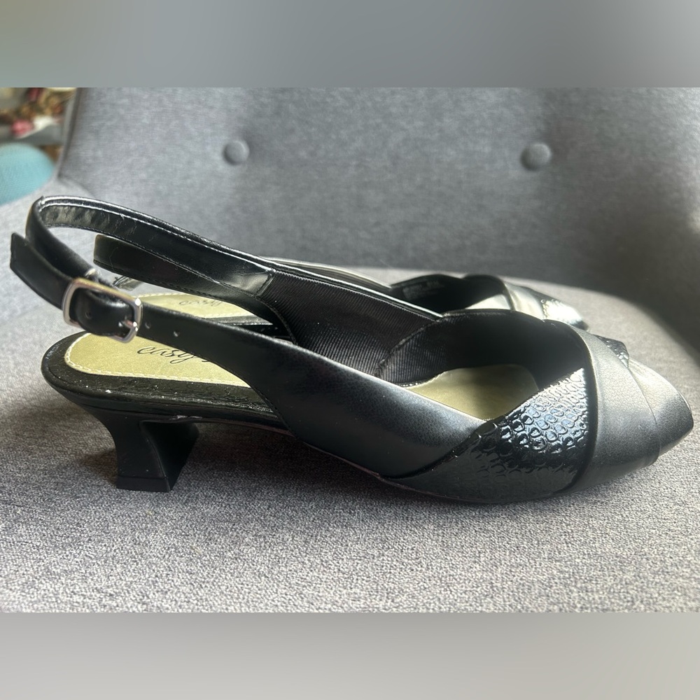 Elegant Black Slingback Heels size 8 1/2 M
In excellent condition